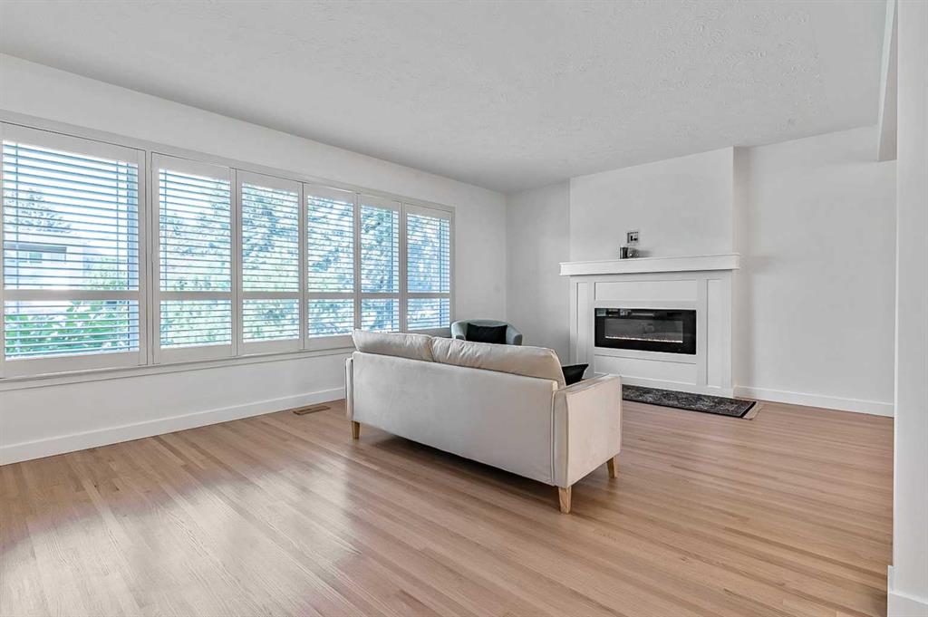Third View of 8232 10 Street SW, Chinook Park, Calgary, Alberta, T2V 1M9