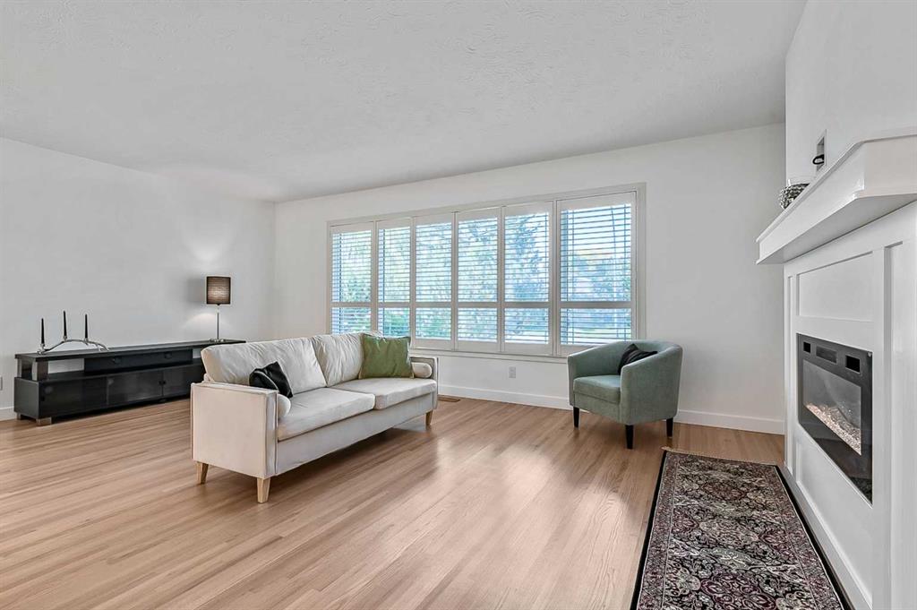 Fourth View of 8232 10 Street SW, Chinook Park, Calgary, Alberta, T2V 1M9