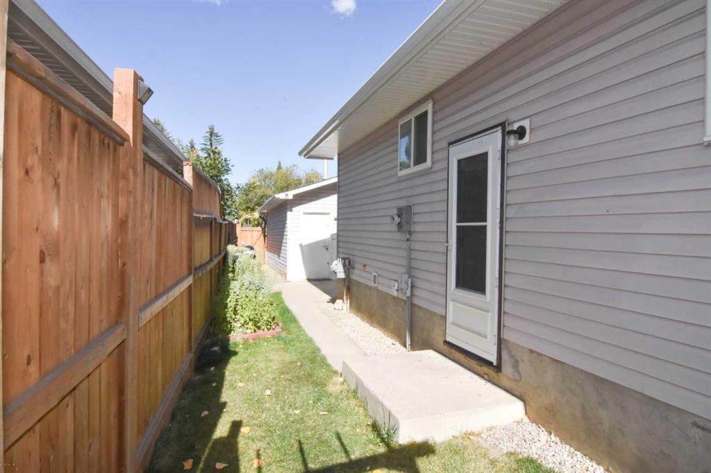 Fourth View of 112 Woodvale Road SW, Woodlands, Calgary, Alberta, T2W 3M8