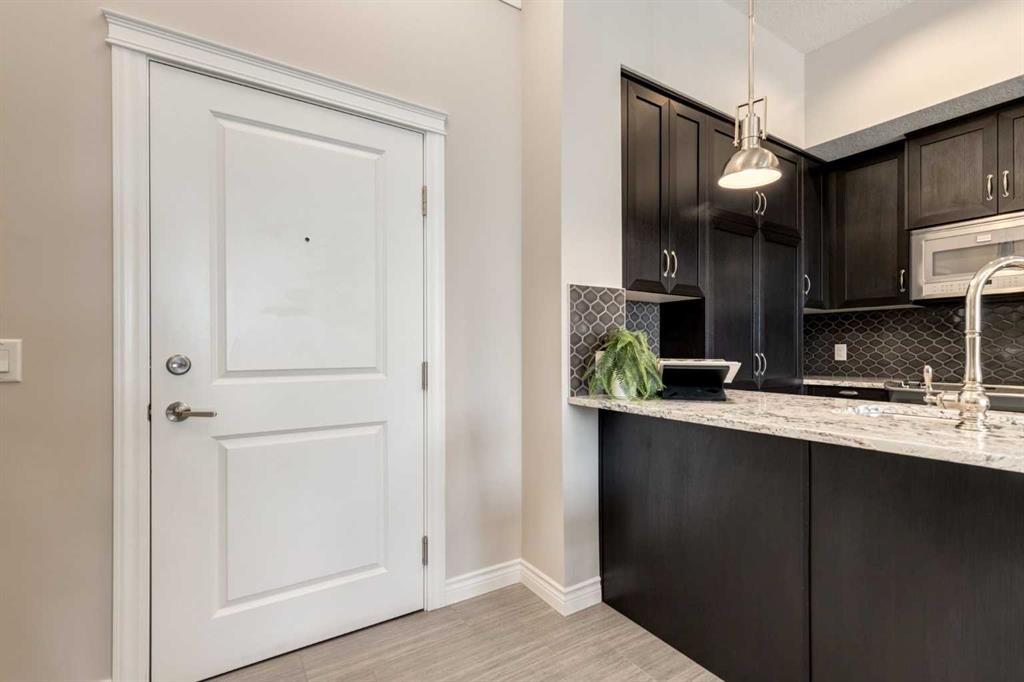 Fifth View of 302, 39 Quarry Gate SE, Douglasdale/Glen, Calgary, Alberta, T2C 5P4