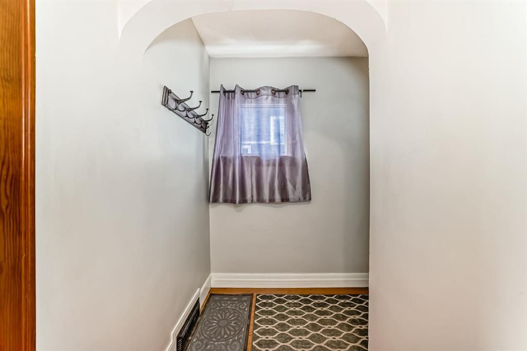 Fifth View of 319 11 Avenue NE, Crescent Heights, Calgary, Alberta, T2E 0Z2