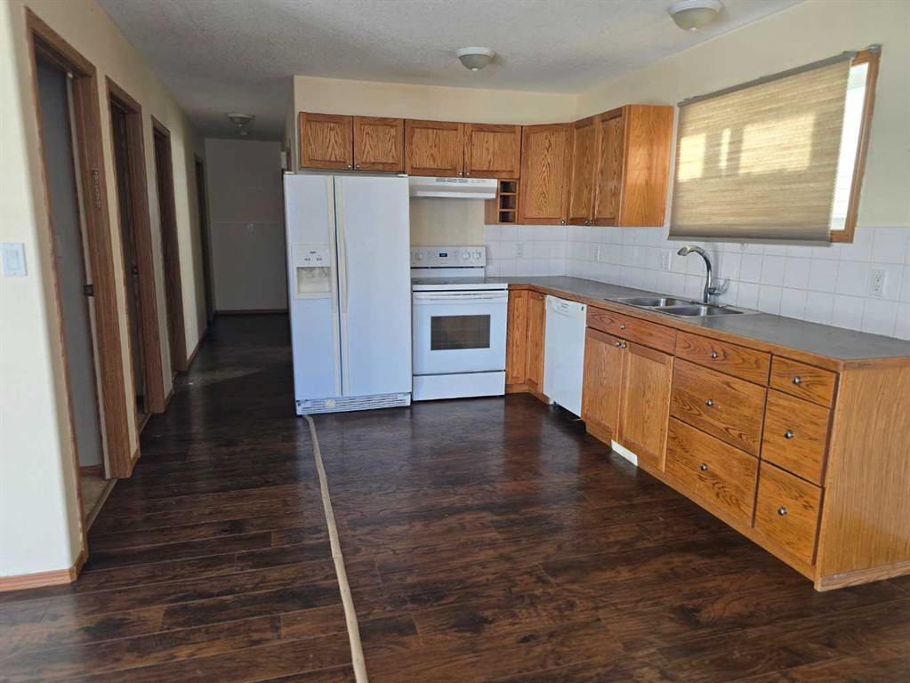 Third View of 244 16 Street E, Meadowbrook, Brooks, Alberta, T1R 1K3