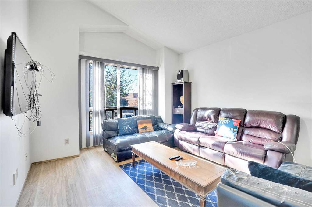 Fifth View of 52 Erin Park Drive SE, Erin Woods, Calgary, Alberta, T2B 2Z9