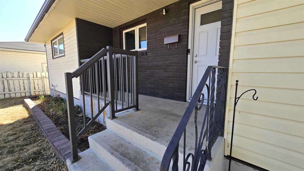 Fourth View of 1398 3 Avenue NE, Northeast Crescent Heights, Medicine Hat, Alberta, T1A 6A9