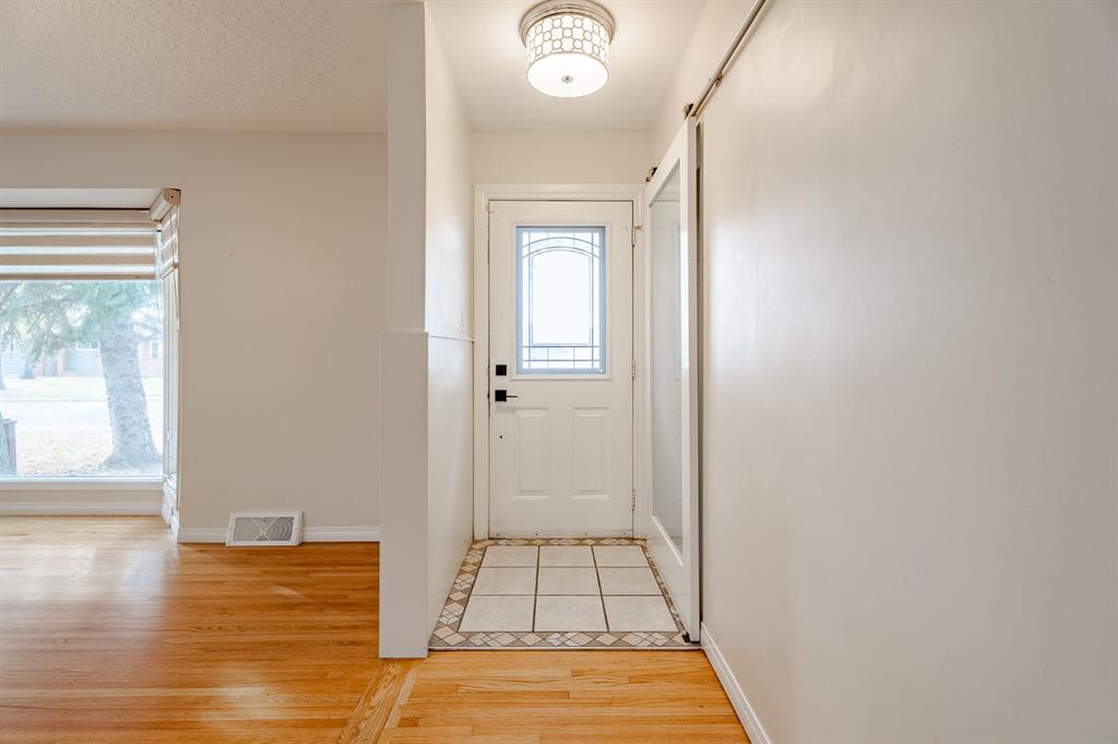 Fifth View of 1040 18 Street NE, Mayland Heights, Calgary, Alberta, T2E 4V7