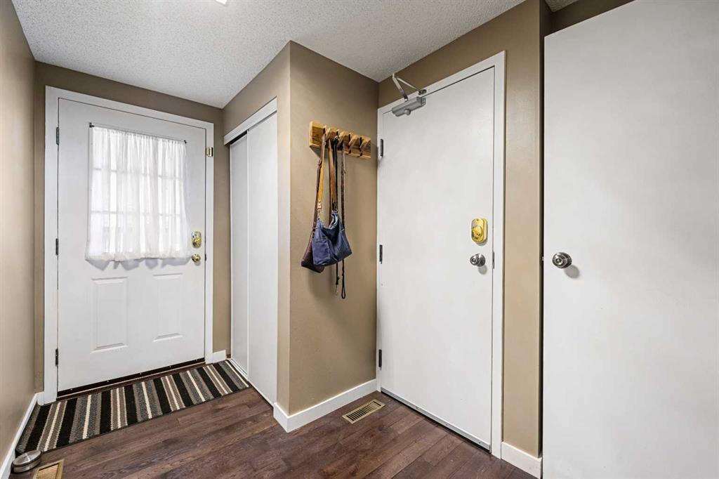 Fifth View of 151 Woodglen Grove SW, Woodbine, Calgary, Alberta, T2W 4J9