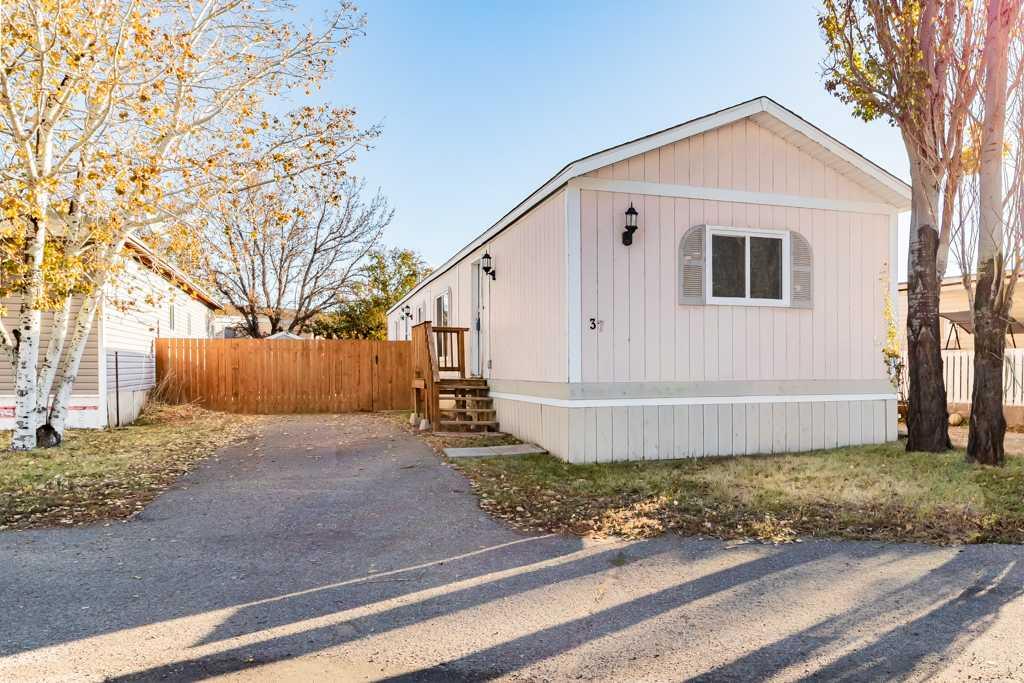 37 Lake Stafford Crescent , A2265909, Alberta,