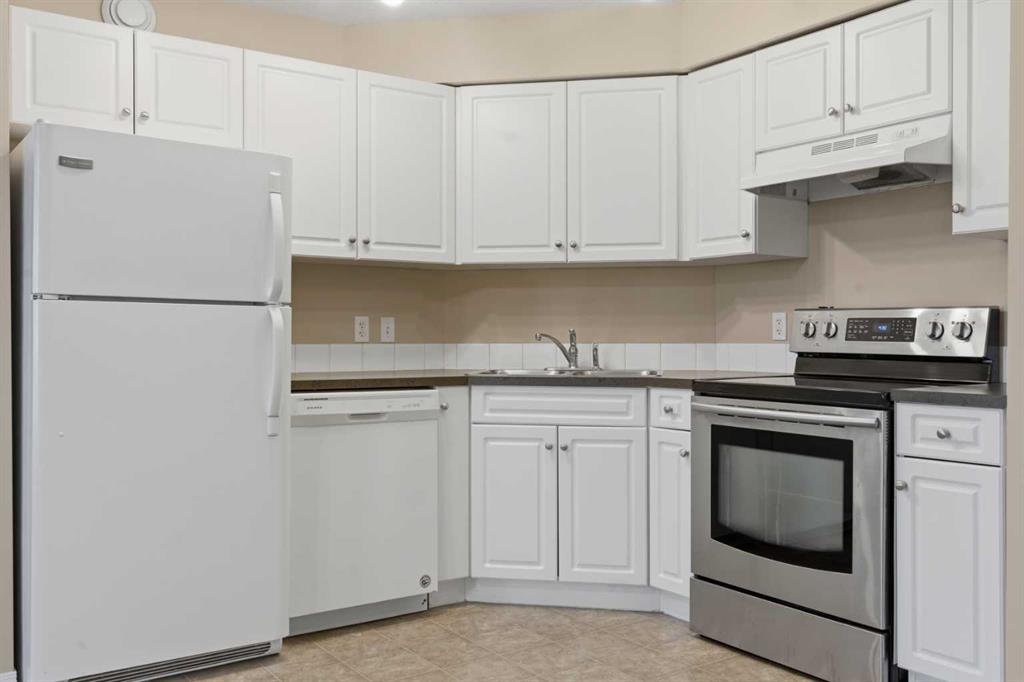 Fifth View of 203, 2000 Applevillage Court SE, Applewood Park, Calgary, Alberta, T2A 7Z4