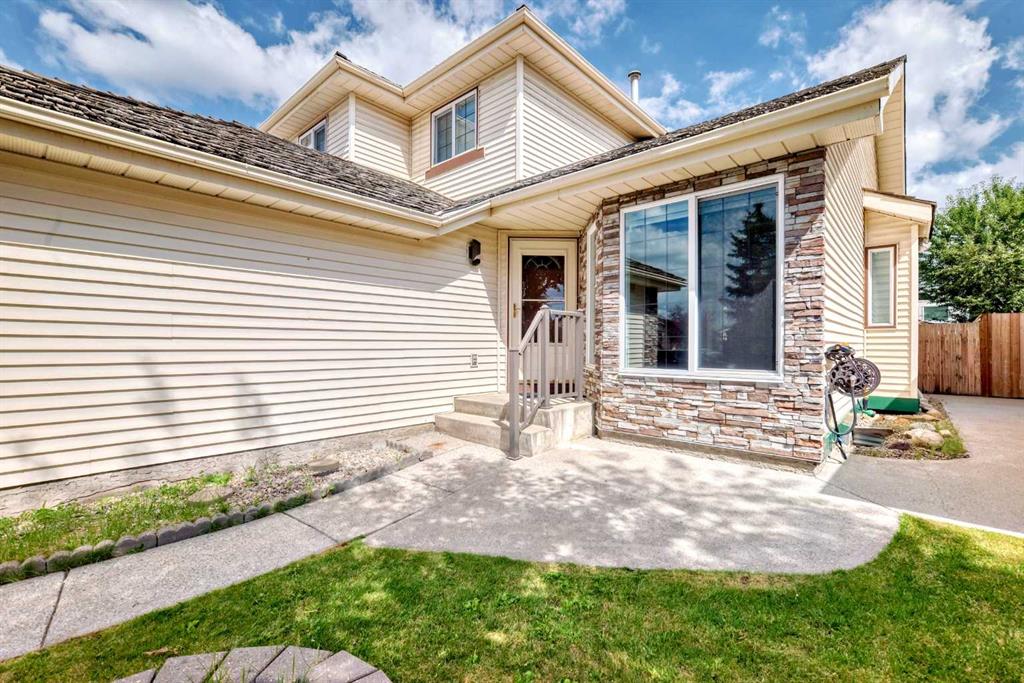 Third View of 51 Douglas Woods Hill SE, Douglasdale/Glen, Calgary, Alberta, T2Z 2G5