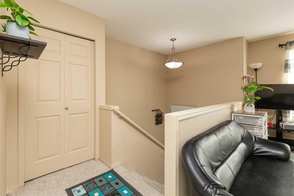 Fourth View of 19 Blackfoot Boulevard W, Indian Battle Heights, Lethbridge, Alberta, T1K 7N7