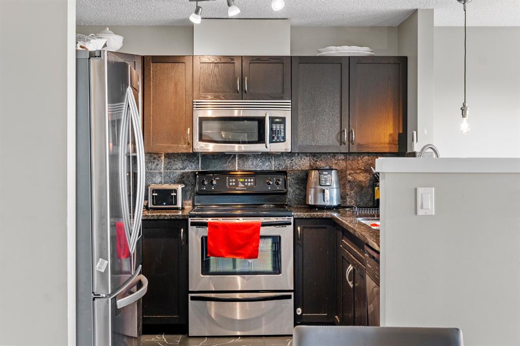 Fourth View of 10, 105 Village Heights SW, Patterson, Calgary, Alberta, T3H 2L2