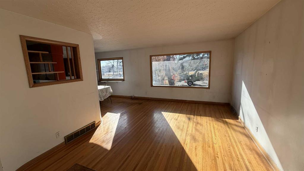 Fifth View of 8 Carnarvon Way NW, Cambrian Heights, Calgary, Alberta, T2K 1W4