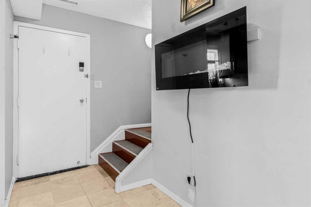 Fifth View of 8, 3726 Centre Street NE, Highland Park, Calgary, Alberta, T2E 2Y3