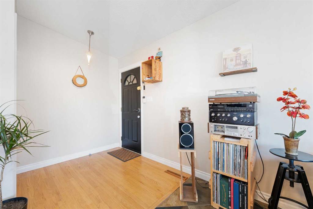 Fifth View of 1043 32 Avenue NW, Cambrian Heights, Calgary, Alberta, T2K 0B3