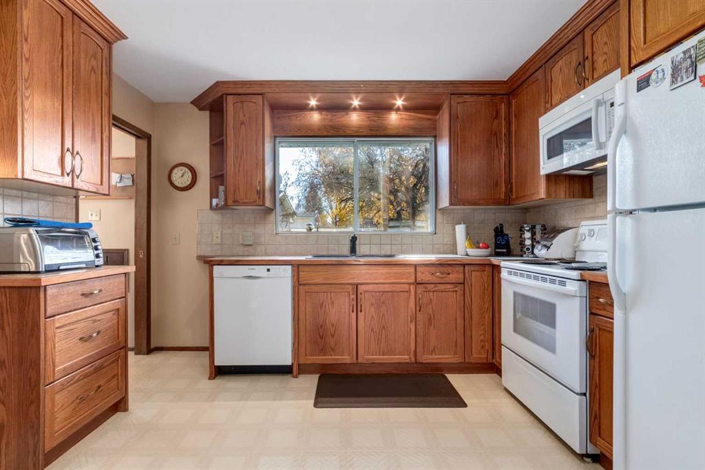 Fifth View of 1623 111 Avenue SW, Braeside, Calgary, Alberta, T2W 1R6