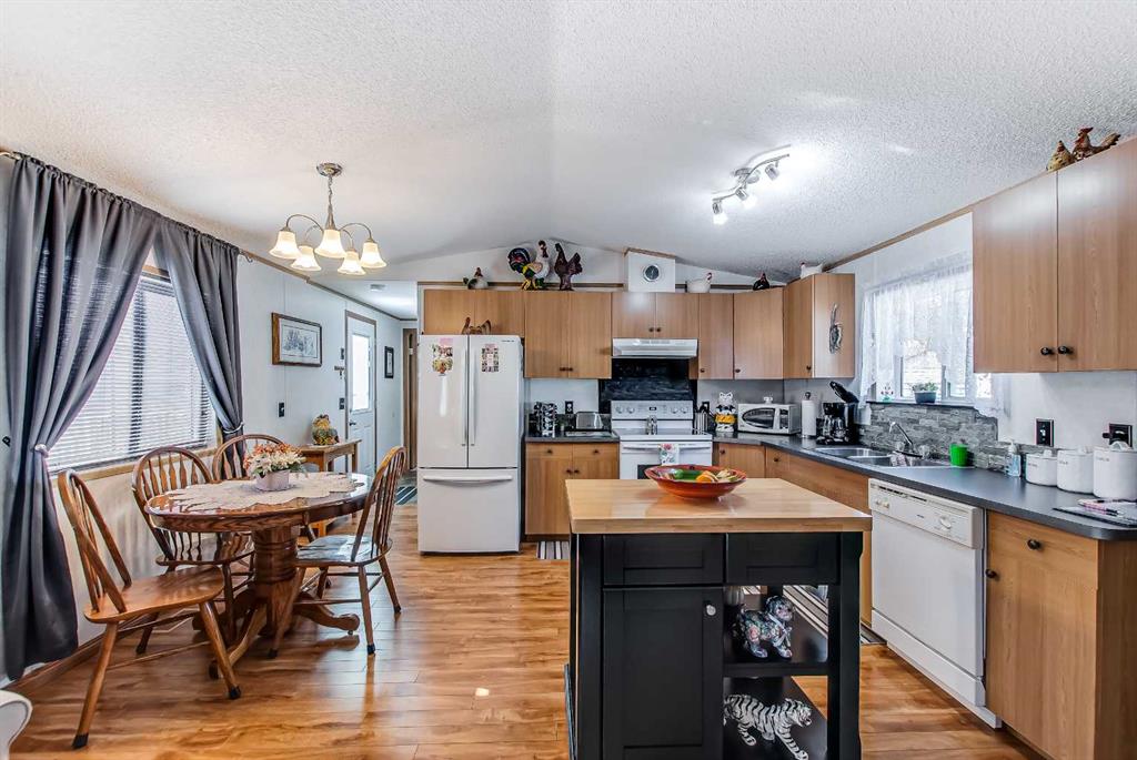 Fourth View of 3, 448 Division Avenue N, Riverside, Medicine Hat, Alberta, T1A 5Y1