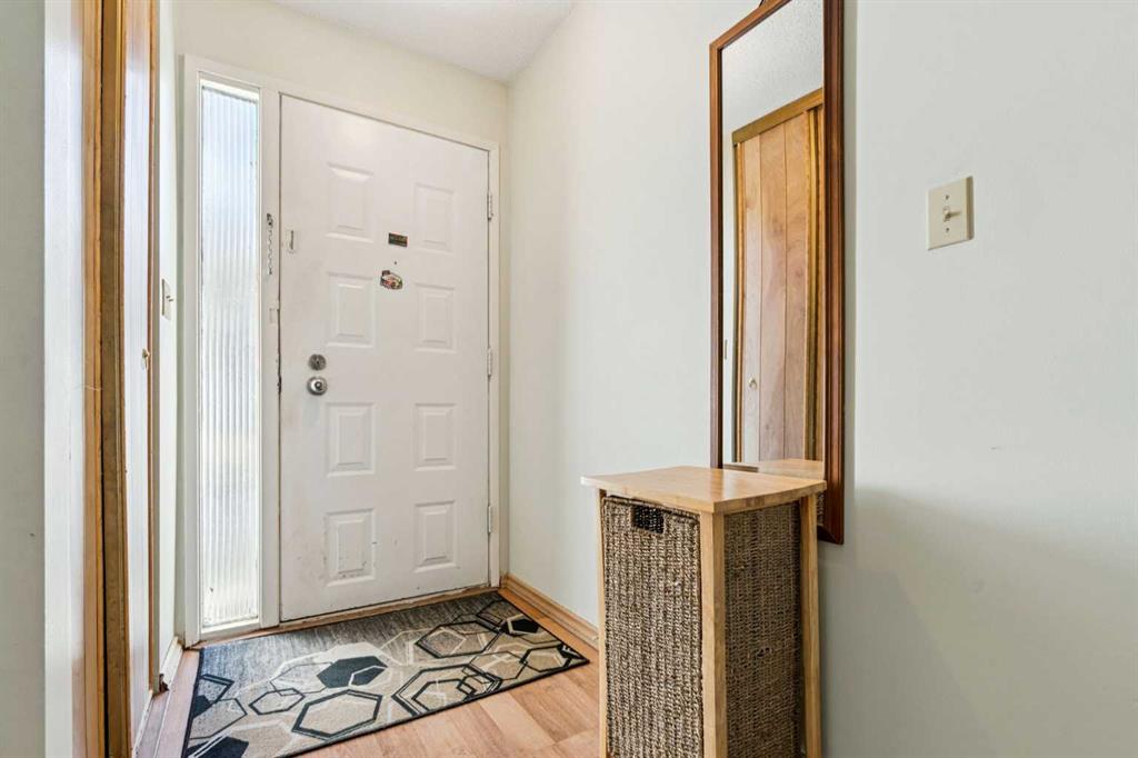 Third View of 21, 251 90 Avenue SE, Acadia, Calgary, Alberta, T2J 0A4