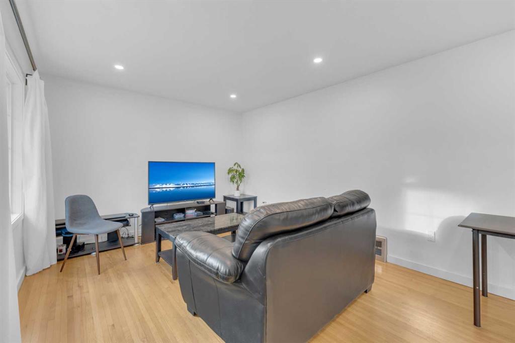 Fifth View of 5422 37 Street , West Park, Red Deer, Alberta, T4N 0W1