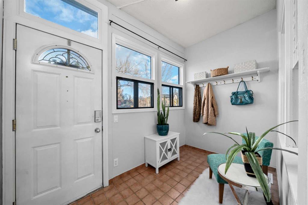 Fourth View of 207 31 Avenue NW, Tuxedo Park, Calgary, Alberta, T2M 2P3