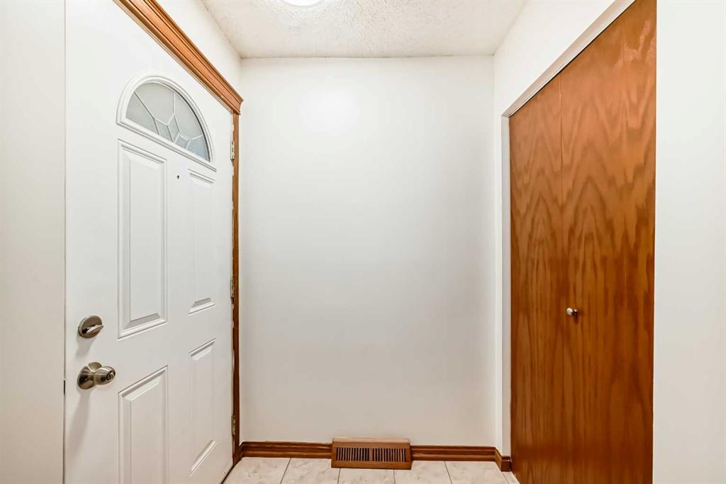 Fifth View of 5924 Centre Street NE, Thorncliffe, Calgary, Alberta, T2K0T6