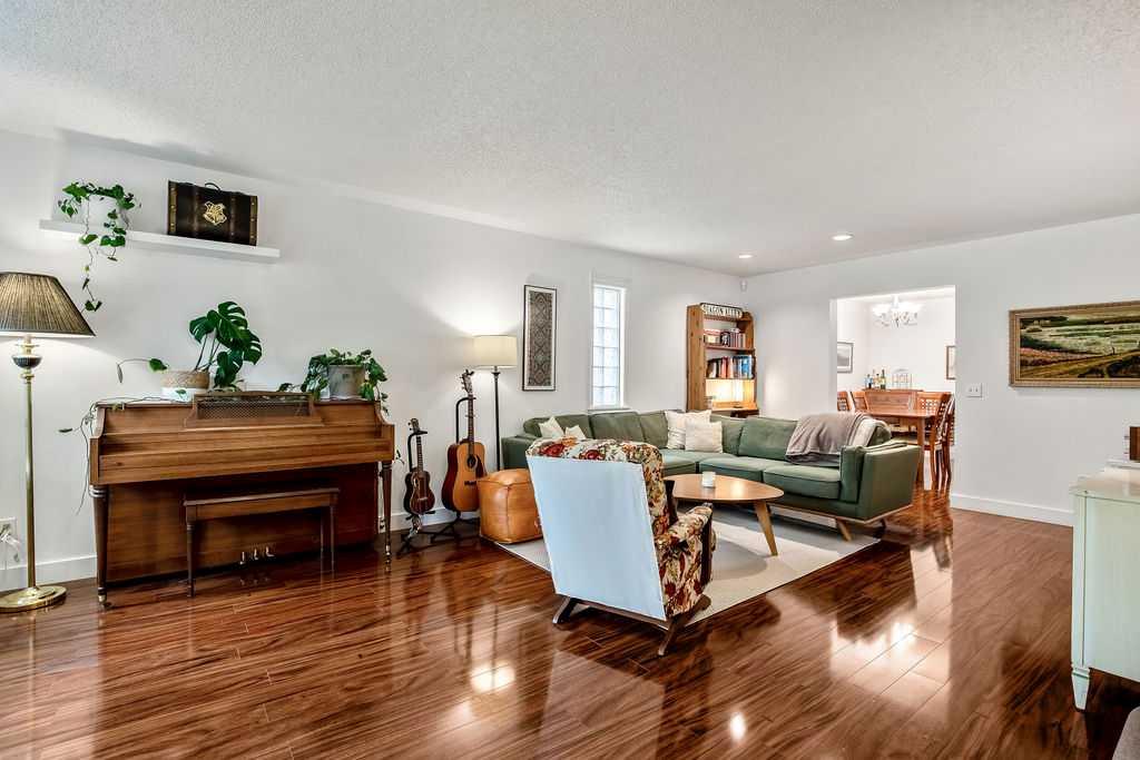 Fourth View of 1926/1928 32 Street SW, Killarney/Glengarry, Calgary, Alberta, T3E 2R1