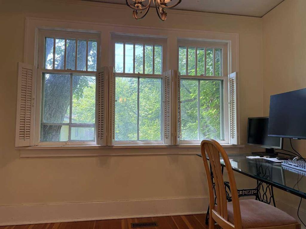 Fifth View of 133 10 Avenue NE, Crescent Heights, Calgary, Alberta, T2E 0W8