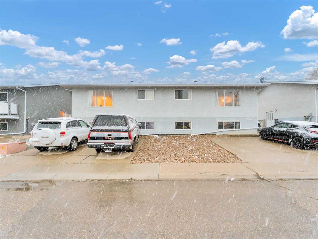 Second View of 933 & 935 1 Street SW, SW Hill, Medicine Hat, Alberta, T1A 3Z5