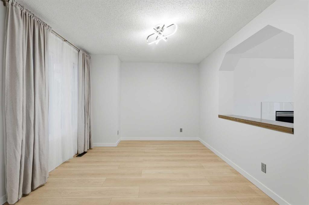 Fifth View of 210 Douglas Glen Point SE, Douglasdale/Glen, Calgary, Alberta, T2Z 3G2