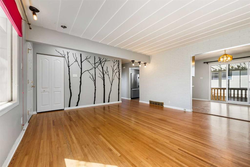 Fifth View of 1048 39 Avenue NW, Cambrian Heights, Calgary, Alberta, T2K 0E1