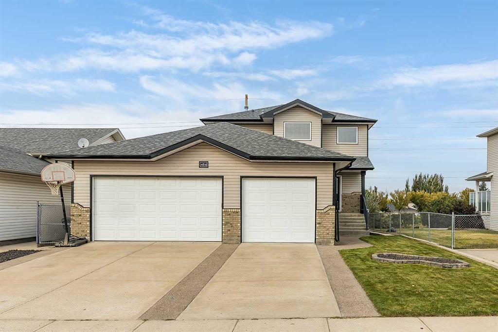 Third View of 484 Stark Way SE, SE Southridge, Medicine Hat, Alberta, T1B 4P5