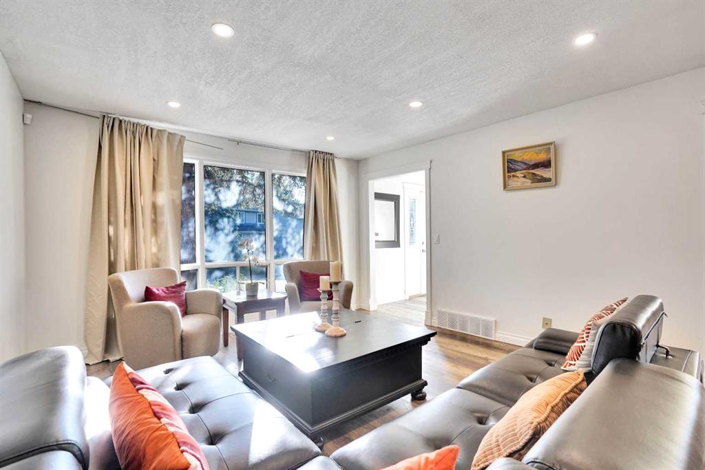 Fifth View of 76 Coach Manor Rise SW, Coach Hill, Calgary, Alberta, T3H 1C4