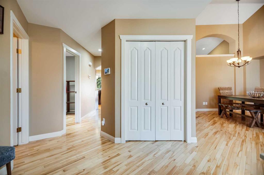 Fifth View of 113 Somerside Green SW, Somerset, Calgary, Alberta, T2Y 3G6