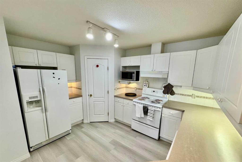 Main View of 210, 4507 45 Street SW, Glamorgan, Calgary, Alberta, T3E 6K7