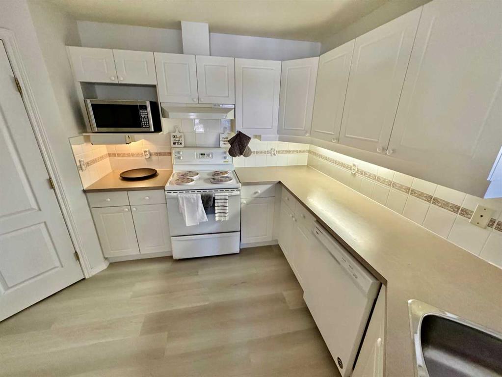 Fifth View of 210, 4507 45 Street SW, Glamorgan, Calgary, Alberta, T3E 6K7