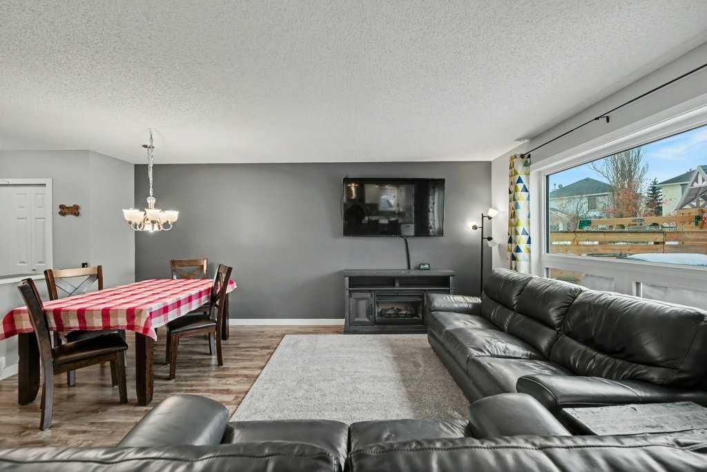 Fifth View of 35 Somerglen Way SW, Somerset, Calgary, Alberta, T2Y 4B1
