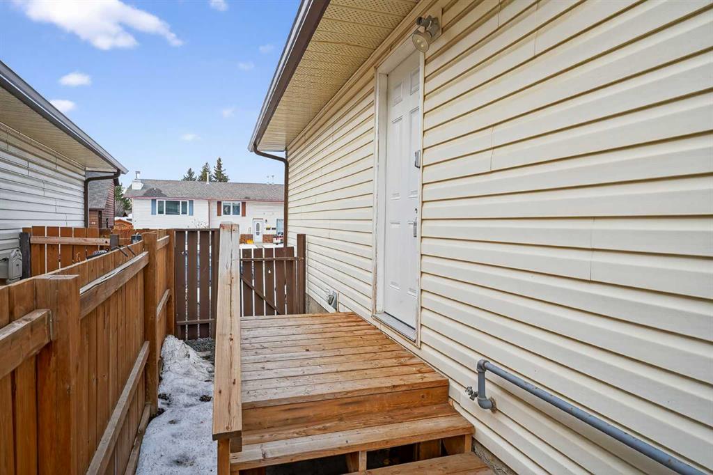 Fourth View of 68 Cedarwood Hill SW, Cedarbrae, Calgary, Alberta, T2W 3H5