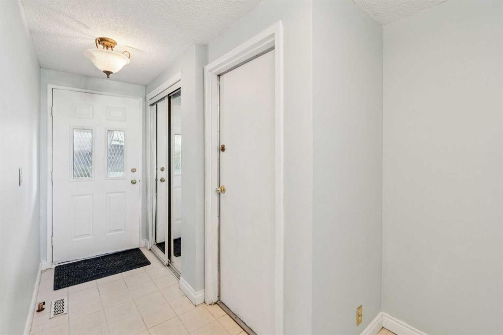 Fifth View of 308 Woodvale Crescent SW, Woodlands, Calgary, Alberta, T2W 3P3