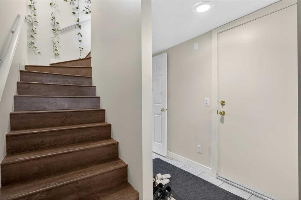 Fifth View of 41 Sandarac Villas NW, Sandstone Valley, Calgary, Alberta, T3K 5B4