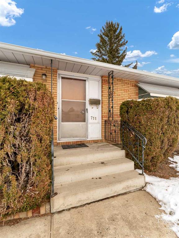 Fifth View of 711 Stewart Drive NW, Northwest Crescent Heights, Medicine Hat, Alberta, T1A 7C2