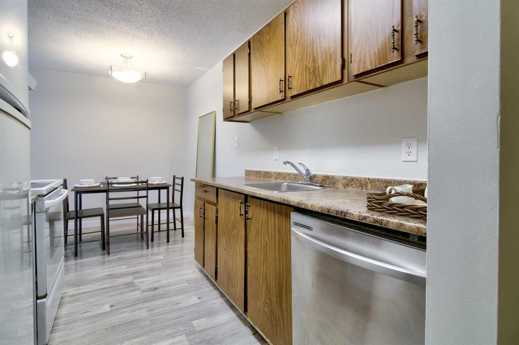 Fourth View of 104, 403 Columbia Boulevard W, Varsity Village, Lethbridge, Alberta, T1K 5R8