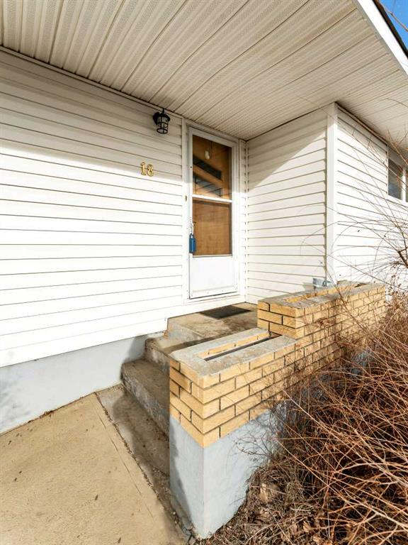 Third View of 18 7 Street NW, Northwest Crescent Heights, Medicine Hat, Alberta, T1A 5P5