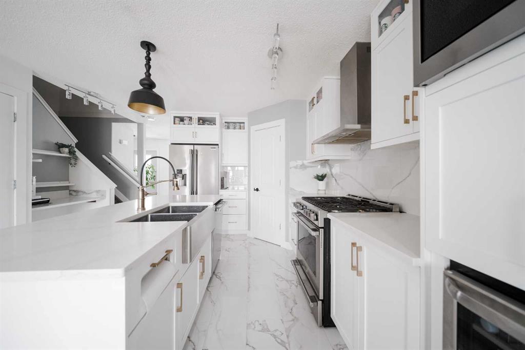 237 Sandstone Lane , A2283978, Alberta,