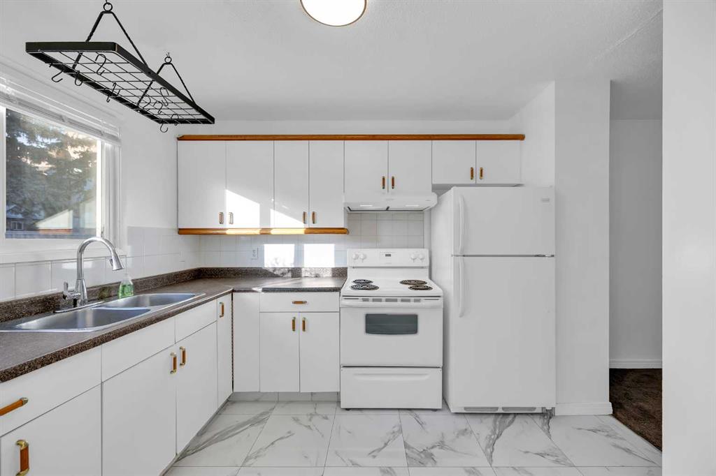 Third View of 33, 219 90 Avenue SE, Acadia, Calgary, Alberta, T2J 0A3