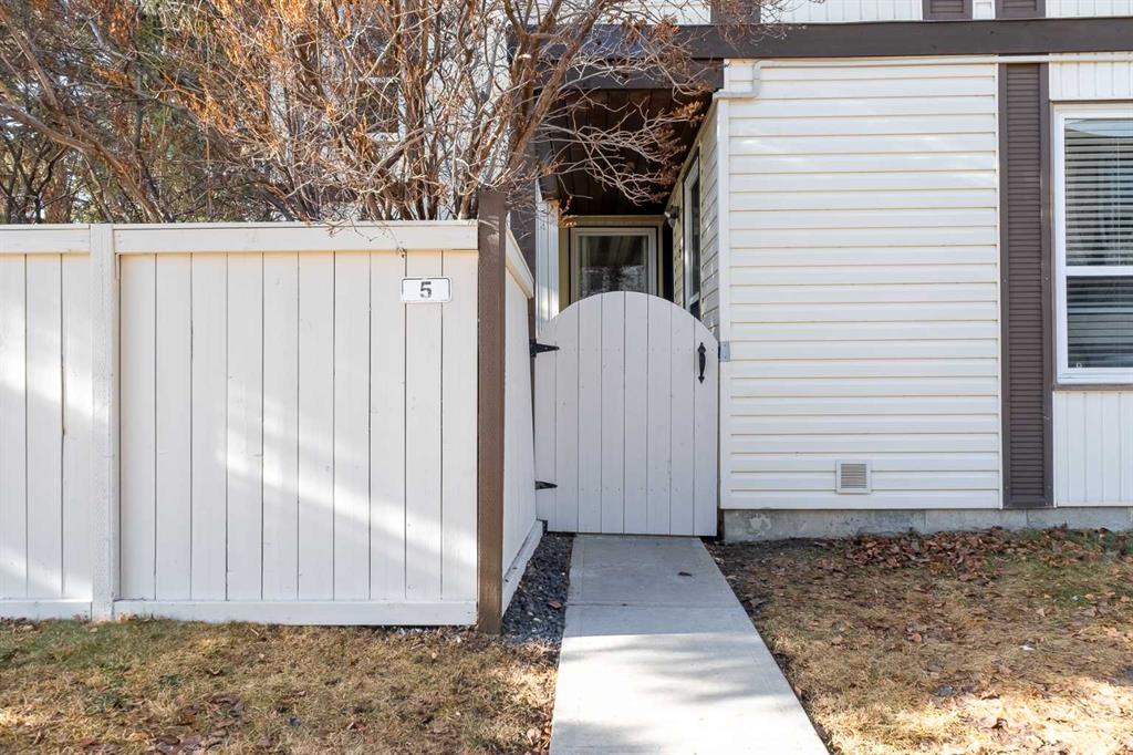 Fourth View of 3200 60 Street NE, Pineridge, Calgary, Alberta, T1Y4K8