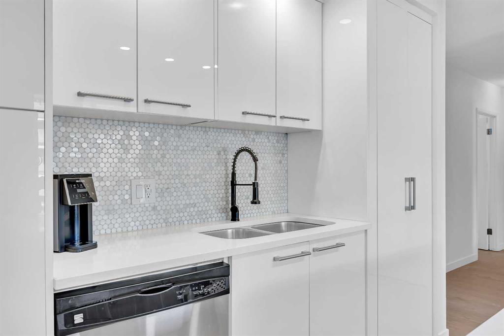 Third View of 701, 1111 15 Avenue SW, Beltline, Calgary, Alberta, T2R 0S8