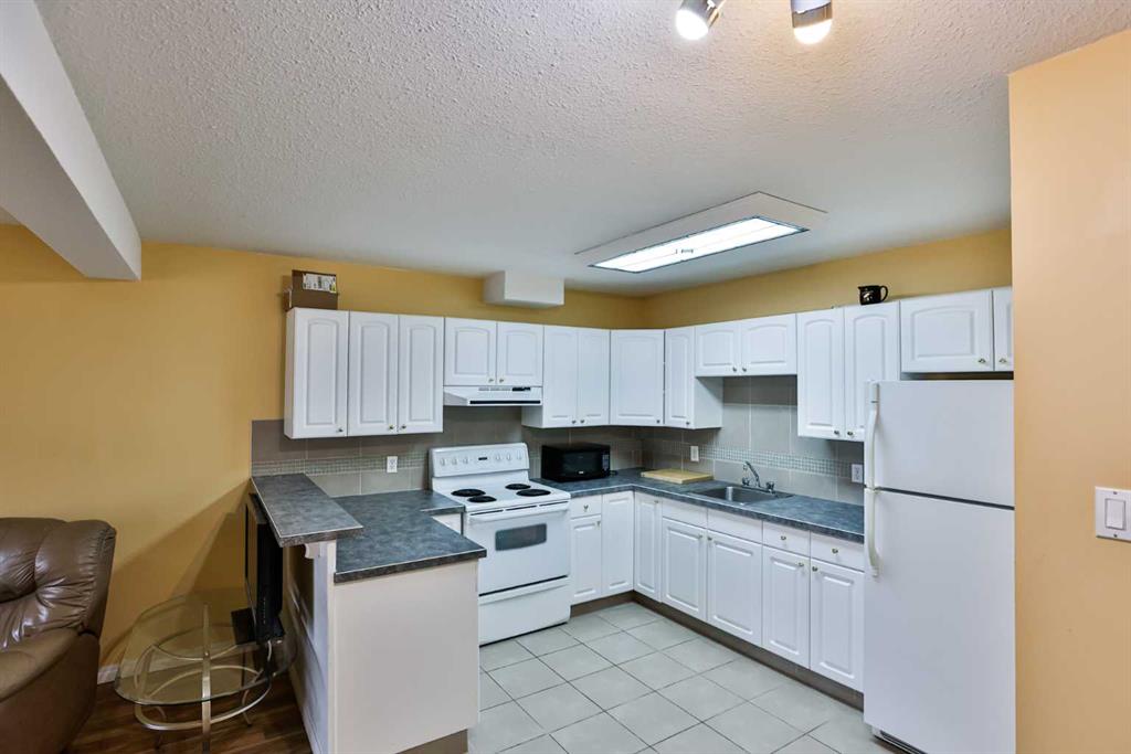 Fifth View of 106, 855 Columbia Boulevard W, Varsity Village, Lethbridge, Alberta, T1K 5B8