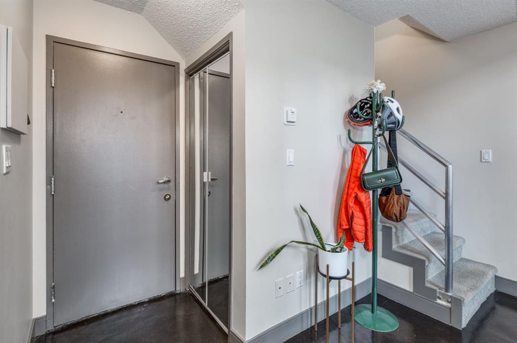 Fourth View of 17, 711 3 Avenue SW, Eau Claire, Calgary, Alberta, T2P 0G8