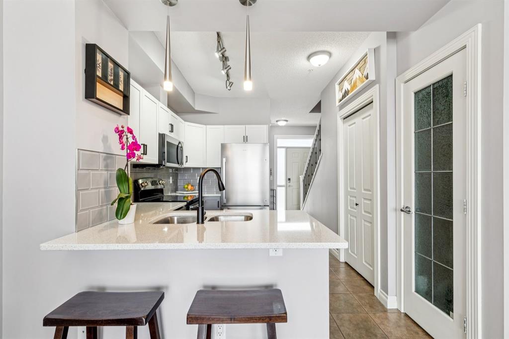 12, 140 Rockyledge View NW, A2286737, Alberta,