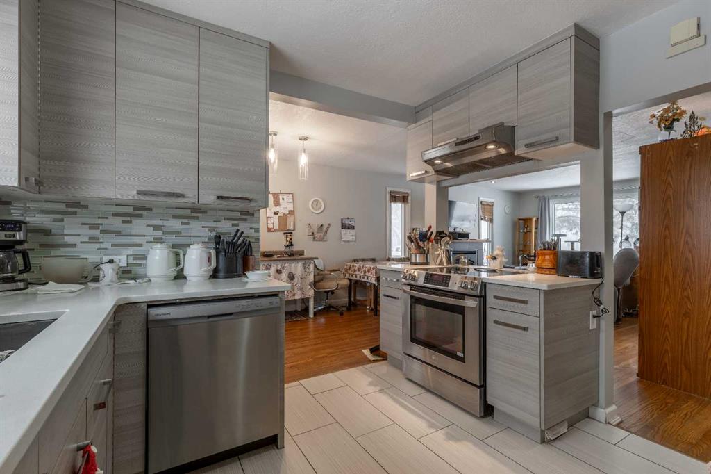 Fifth View of 819 8 Street S, London Road, Lethbridge, Alberta, T1J 2K6