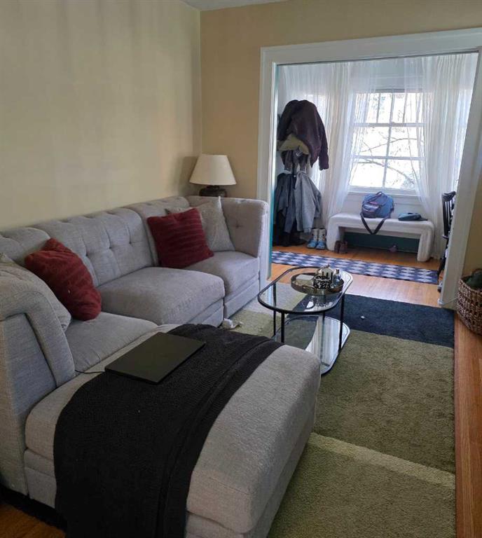 Fifth View of 327 3 Avenue NE, Crescent Heights, Calgary, Alberta, R2E 0H5